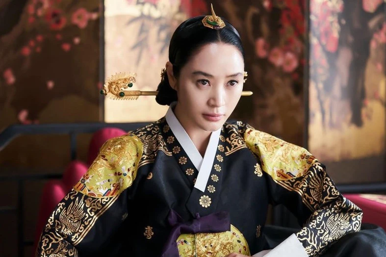 Under-the-Queen_s-Umbrella-1